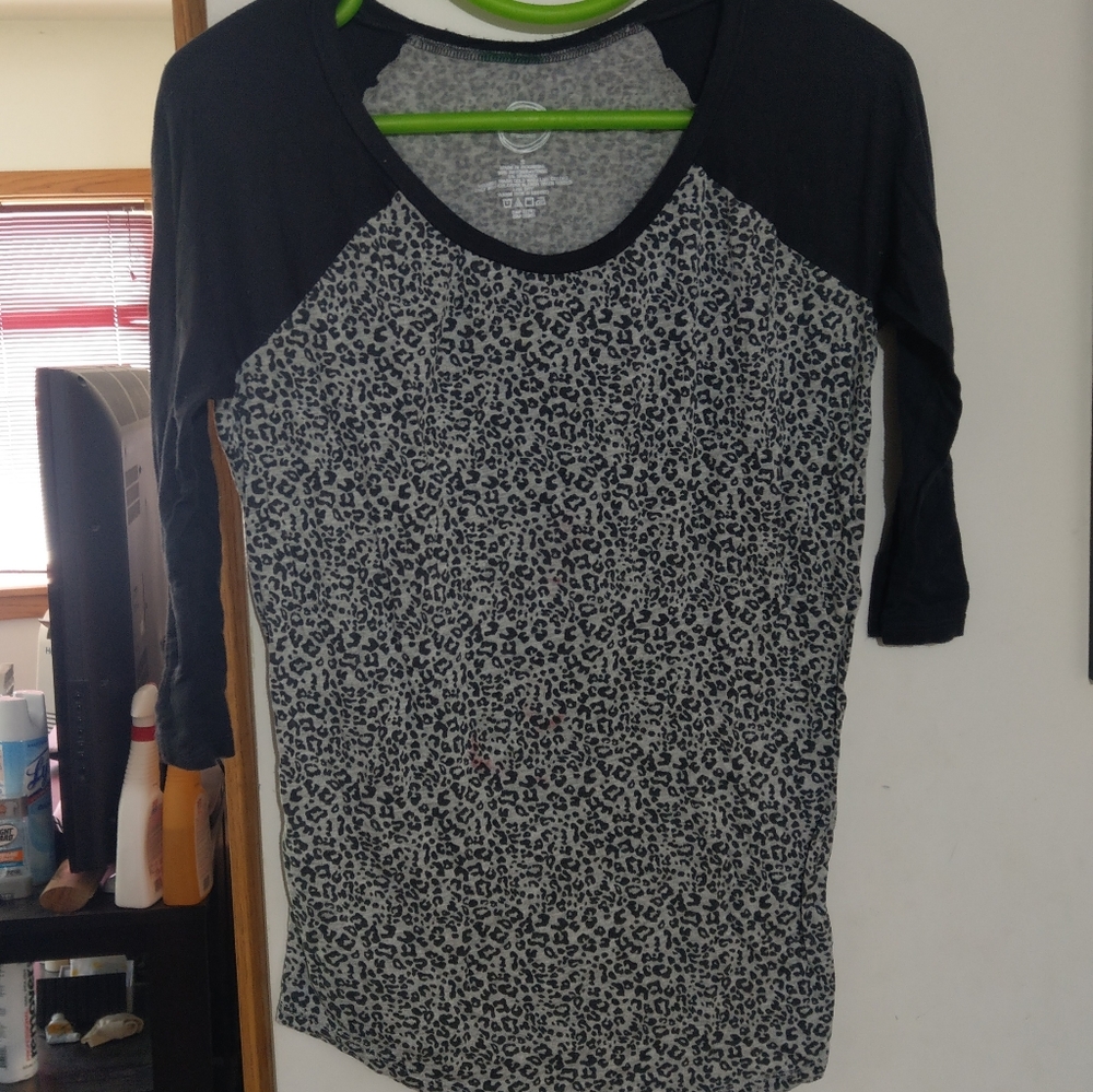 Quarter sleeve grey leopard print shirt